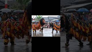 Download lagu Atraksi Barongan saat Hujan deras mp3