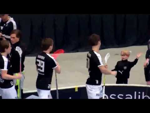 Hyvönen Jr++ high-fiving TPS Salibandy players