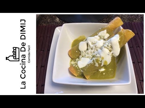 Tacos dorados de pollo ahogados en salsa verde