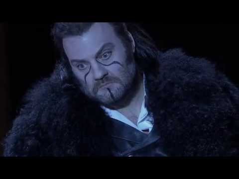 Ο Ουαλός μπάσο-βαρύτονος [[#Bryn Terfel [Μπριν Τέρφελ]#]] ερμηνεύει την άρια "Die Frist ist um" [Η προθεσμία εξέπνευσε] του Ολλανδού από την όπερα Der fliegende Holländer [Ο ιπτάμενος Ολλανδός, 1843] του Richard Wagner (παραγωγή Ζυρίχης, 2013). Ο καταραμένος καπετάνιος, που κάθε επτά χρόνια πατά στη στεριά αναζητώντας τη λύτρωση μέσα από πιστό έρωτα, ανήκει στους μεγάλους δραματικούς ρόλους του λυρικού βαθυφώνου [Basso cantante], στο μεταίχμιο βαθυφώνου και βαρυτόνου. Ο Terfel επιστρατεύει τον σκοτεινό όγκο και τη διεισδυτική του άρθρωση του λόγου για να αποδώσει την υπαρξιακή κόπωση και τον σπαραγμό της μορφής.