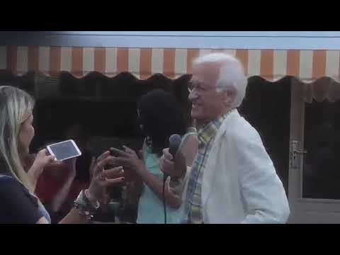 Dick Rienstra zingt New York op tuinfeest.  Magnifique...