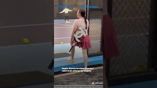 Download lagu WEARING A SHORT SKIRTS, NAGITA SLAVINA RELAXES CARRYING A TENNIS RACKET THAT IS THE PRICE OF A CAR mp3