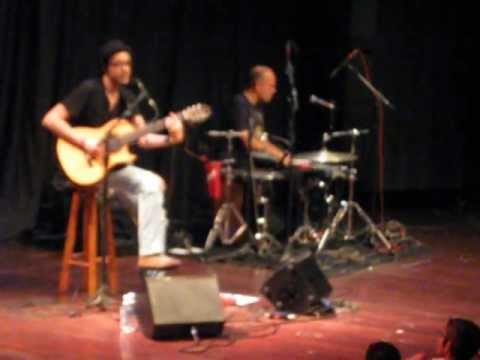 Paulinho Moska tocando "Brasil mulato" de Martinho da vila acompanhado por Marcos Suzano