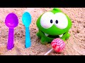 Çocuklar için eğlenceli video. Om Nom ile kum havuzunda eğlen!
