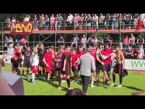Greifswalder FC (12.06. 2022) Die Mannschaft feiert ausgelassen den Aufstieg in die Regionalliga.
