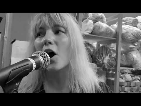 Näin soi Stoned Statuesin nimikkobiisi yhtyeen treenikämpällä Toijalassa