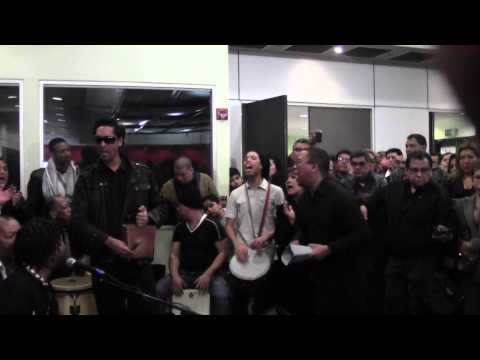 ALFREDO VALIENTE HACIÉNDOLE UN HOMENAJE A RAFAEL SANTA CRUZ ..