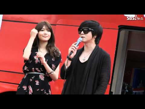 120601 YDH Interview Clip - Sooyoung standing at the side looking so beautiful