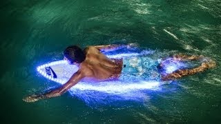 Glow in the dark surfing - Red Bull Surfing Lights