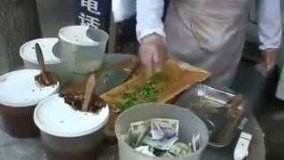 Приготовление необычного китайского фастфуда - Видео онлайн