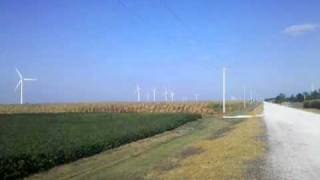 preview picture of video 'Wind farm, crops near Odell, Illinois.'