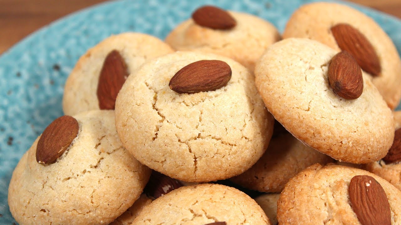 Almond Macaroons (Biskuttini tal-Lewż) | A traditional Maltese dessert