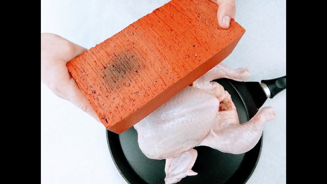 Просто придавите курицу кирпичом и залейте соусом / Любимый рецепт всей семьи