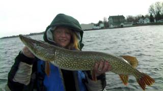 preview picture of video 'Trophy Northern Pike Fishing the St. Lawrence River'