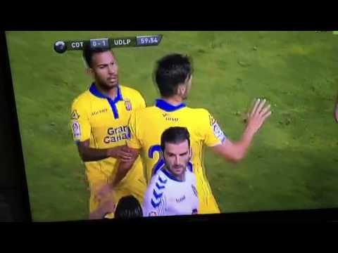 Entrada y tángana en el derbi canario (imagen: Televisión Canaria)