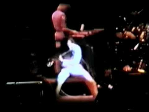 download lagu mp3 mp4 Jethro Tull Bungle In The Jungle Live, download lagu Jethro Tull Bungle In The Jungle Live gratis, unduh video klip Jethro Tull Bungle In The Jungle Live