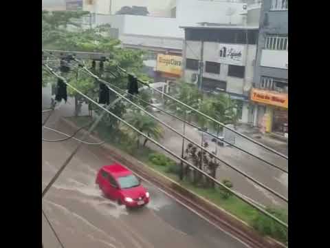Chuvas voltam a alagar ruas do centro de Conselheiro Lafaiete-MG.