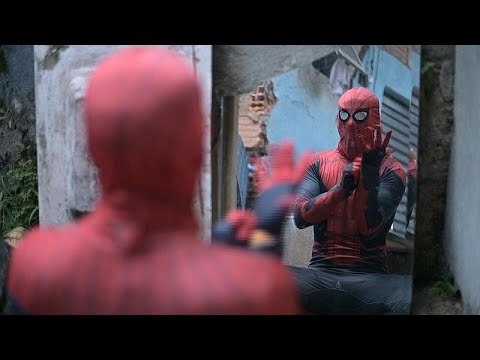 بدون تعليق مدرب كولومبي يرتدي زي الرجل العنكبوت في البرازيل لكسب لقمة العيش…