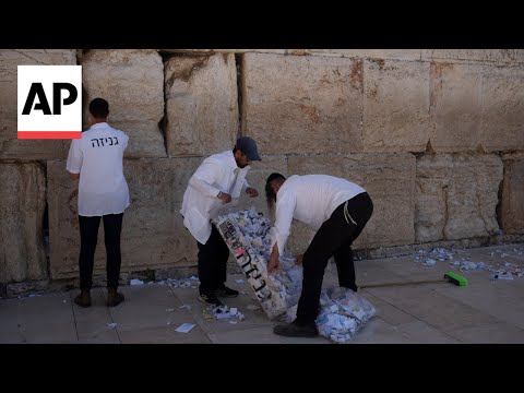 Több tízezer papírt szedtek ki a Siratófalból Pészach előtt