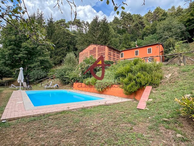 PESCIA, CASOLARE CON PISCINA