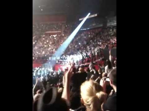 -M- dans les gradins de Bercy le 15 décembre 2010