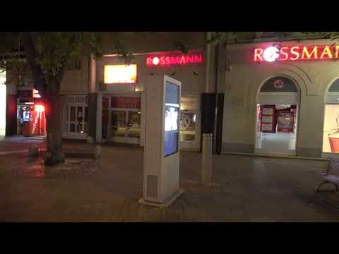 Éjszaka is aktív, hangos reklámtábla Szombathely Fő terén