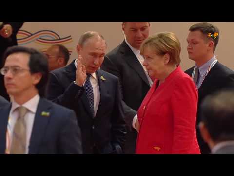 Här himlar Merkel med ögonen när hon samtalar med Putin
