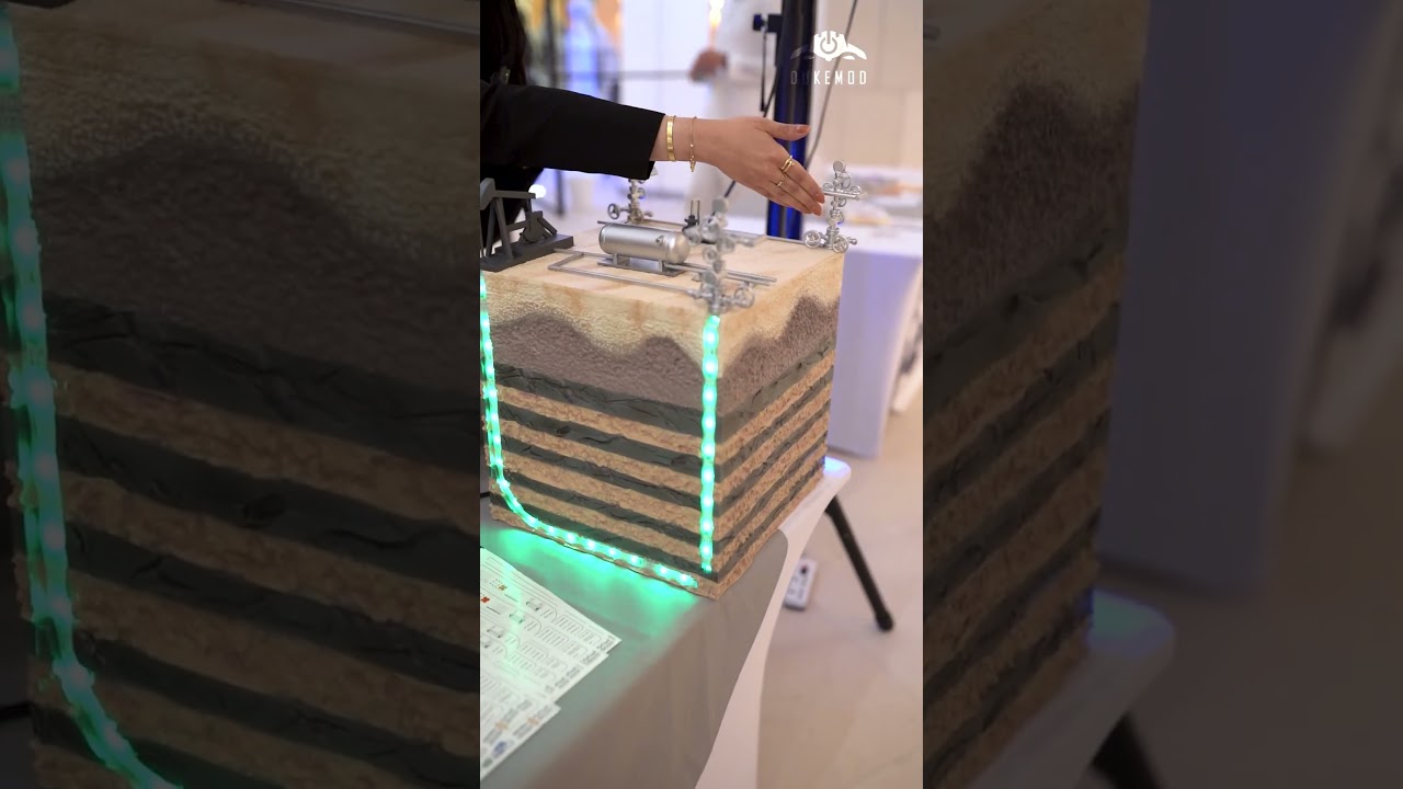 Water Flooding of Layered Reservoir with Alternating Fractured and Homogeneous Layer