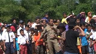 preview picture of video 'Kendang Penca & Atraksi Debus Usai Pengibaran Bendera 17 Agustus 2014  di Kec Cigeulis'