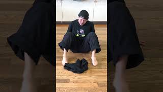 手を使わずに服を畳め！！