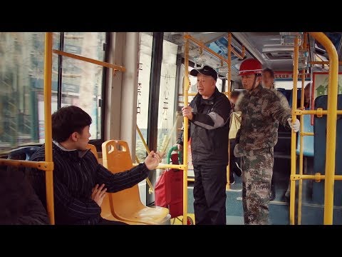 小伙公交車辱罵農民工“髒”，大爺怒斥：比你乾淨多了！