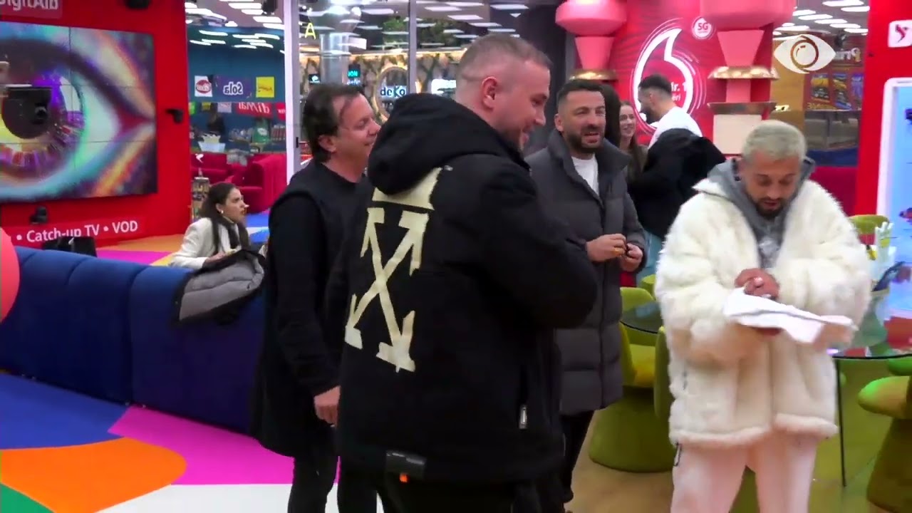 Batuta mes banorëve teksa i japin dhuratat Laertit