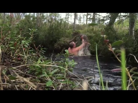 Här räddar Jan-Erik livet på älgkalven som är nära att drunkna