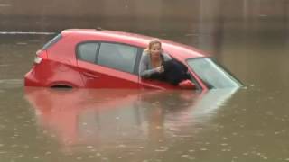 Una mujer sale de su coche justo antes de hundirse en Puerto de Sagunto