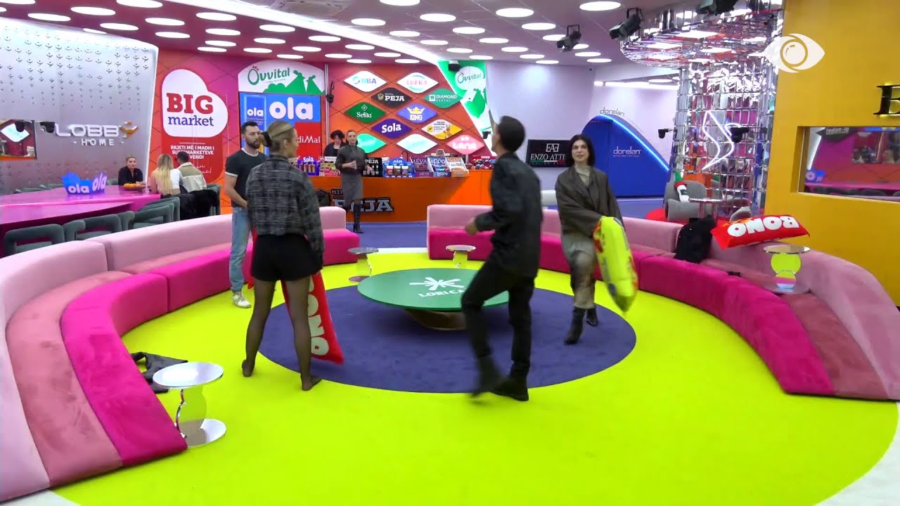 Luftë me jastëk, banorët vijojnë lojën në sallon