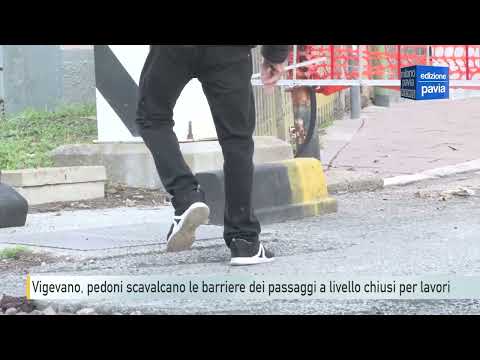 Vigevano, pedoni scavalcano le barriere dei passaggi a livello chiusi per lavori