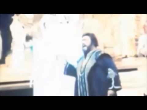 Luciano Pavarotti sings a Perfect High C in 1997 at the MET