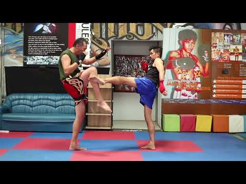 Learning Advance MuayThai techniques from Dieselnoi Chor Thanasukarn