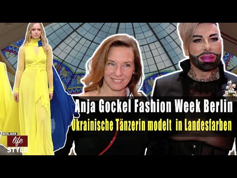 Ukrainische Tänzerin modelt in Landesfarben bei der Anja Gockel Fashion Week Show