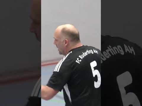 Von wegen in die Jahre gekommen! ⚽️  Was für ein Traumtor beim AH-Hallenturnier in Hauzenberg!