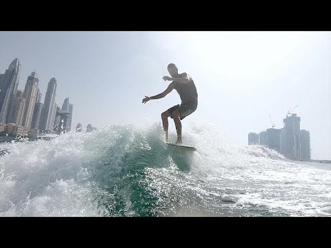  العرب اليوم - التزلج على الأمواج وركوبها رياضة رائجة في دبي