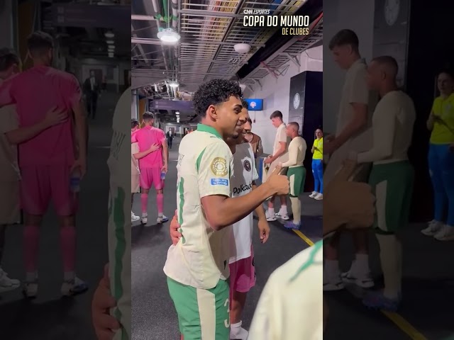 Suárez distribui autógrafos a jogadores do Palmeiras | CNN ESPORTES