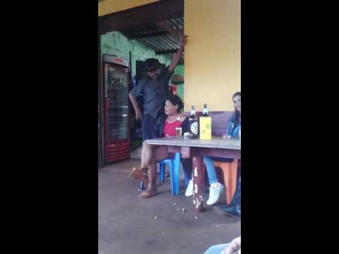 Mulher cantando em bar - DOURADOS / MS