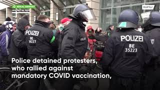 Polícia prende manifestantes em Berlim enquanto parlamentares alemães debatem mandato de vacina