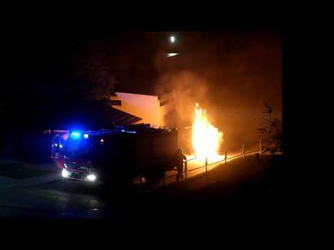 Pożar samochodu na osiedlu Północ w Suwałkach. Pijana 24-latka uderzyła w transformator