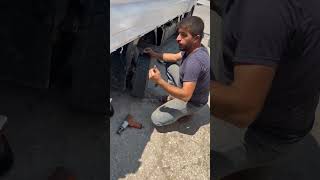 İki lastik arasına şişe almış#lastiktamiri#lastikçi#tractor#traktör#sh