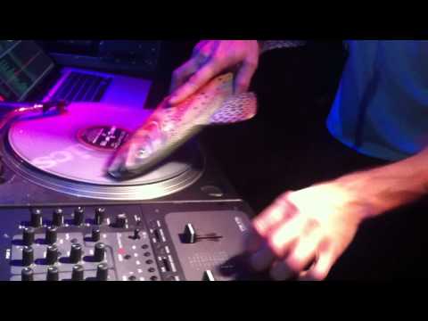 JHDFV ## DJ NOIZE vs. FISKEN!