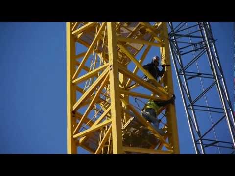 Erecting the tower crane at K2 at K Station