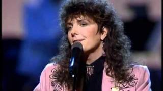 Kathy Mattea - Eighteen Wheels And A Dozen Roses.