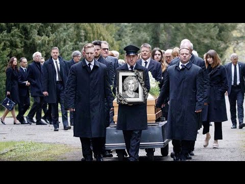 Bei Bibi Johns‘ Beerdigung verabschieden sich Familie, Freunde und Fans von ihm.